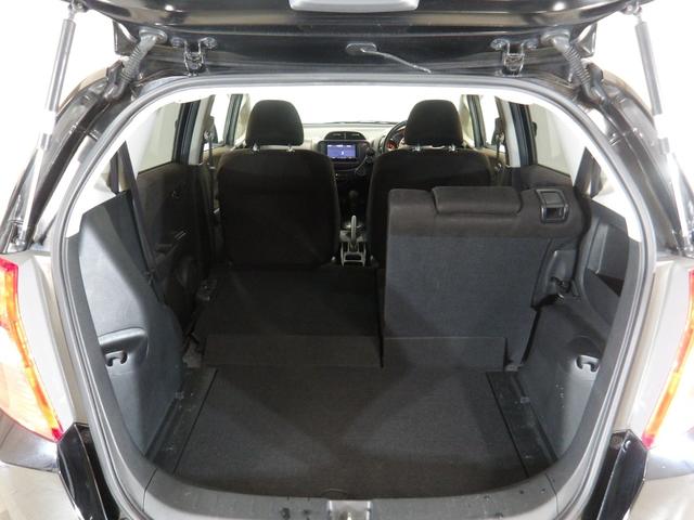 フィット Ｇ・１０ｔｈアニバーサリーＩＩ　禁煙車社外ナビ　フルセグＴＶ　ＣＤ　ＤＶＤ　ブルートゥースオーディオ　ＥＴＣ　スマートキー　ＵＳＢ　リアカメラ　ＴＶナビ　Ｗエアーバック　インテリキー　盗難防止システム　キーレス　パワーウィンドウ（17枚目）