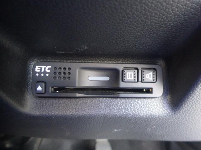 シャトル ハイブリッドＸホンダセンシング　禁煙車　ホンダセンシング　純正ナビ　スマートキー　ＬＥＤヘッドライト　パドルシフト　フォグランプ　リアカメラ　シートヒーター　ブルートゥースオーディオ　ＣＤ　ＤＶＤ　フルセグＴＶ　サイドエアバッグ（3枚目）