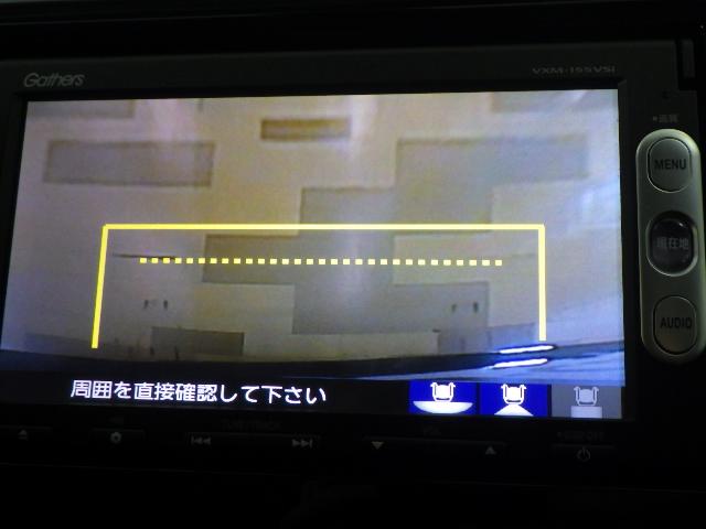 フィット １３Ｇ・Ｌパッケージ　禁煙　ワンオーナー　ナビ　リアカメラ　Ｂｌｕｅｔｏｏｔｈ　衝突軽減ブレーキ　オートリトラミラー　ドアバイザー　サイドカーテンエアバッグ・サイドエアバッグ　社外アルミ　ワンセグ　車検整備渡し（5枚目）
