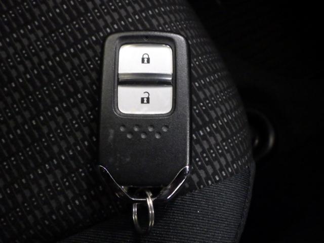 フィット １３Ｇ・Ｌパッケージ　禁煙　ワンオーナー　ナビ　リアカメラ　Ｂｌｕｅｔｏｏｔｈ　衝突軽減ブレーキ　オートリトラミラー　ドアバイザー　サイドカーテンエアバッグ・サイドエアバッグ　社外アルミ　ワンセグ　車検整備渡し（15枚目）