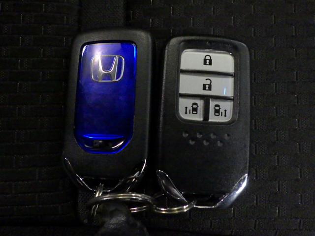 ステップワゴンスパーダ スパーダハイブリッドＧホンダセンシング　禁煙車　ワンオーナー　ディスプレイオーディオ（ラジオ　ＣＤ　ＴＶワンセグ　ＵＳＢ　ＨＤＭＩ）　リアカメラ　ＥＴＣ　ＬＥＤヘッドライト　オートエアコン　両側パワースライドドア　ドアバイザー　ＣＭＢＳ（6枚目）