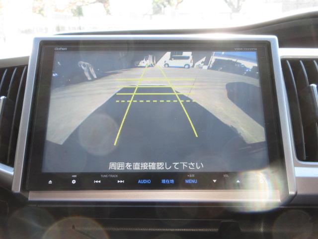 【リアカメラ】後方確認をサポートします。ギヤをＲ（リバース）に入れると、自動的にナビ画面が切り替わります。