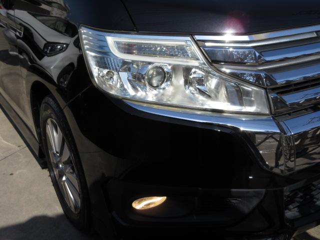 ＨＩＤ（ディスチャージヘッドライト）付きで夜道も明るい視界が保てますので安心です。