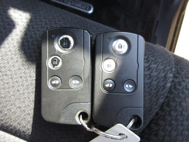 【スマートキー】持っているだけでエンジン始動や、ドアロックの開閉まで出来ちゃう賢く便利なスマートキーを装備！イモビライザーでセキュリティー対策もＯＫ！