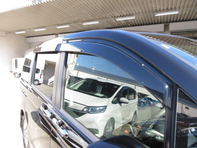 【ドアバイザー】室内の換気をしたい時や、雨の日の料金所などで、便利にご活用頂けるドアバイザーを装備してます！