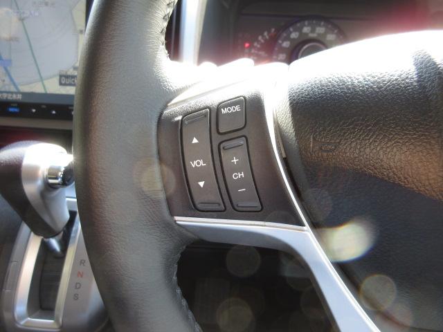 ステアリングオーディオリモコン。手元でナビやオーディオの操作も可能です。走行中でもハンドルから手を離さずに操作ができて安心です。