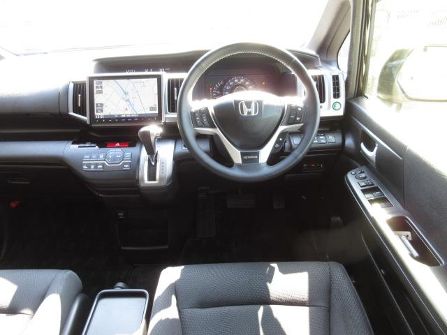 開放感のある運転席まわり！運転席からの視界も良好です！