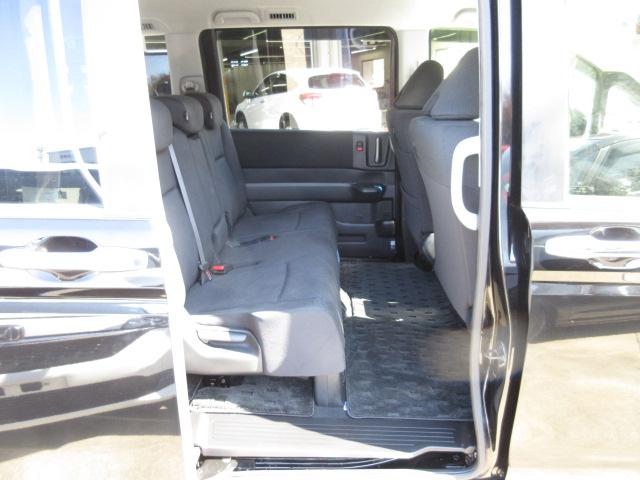 後席も広々として快適です。是非座ってみてください。広さがお分かりいただけると思います。