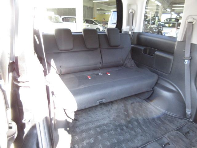 ３列目シートもゆったりと座れる空間を確保しております。