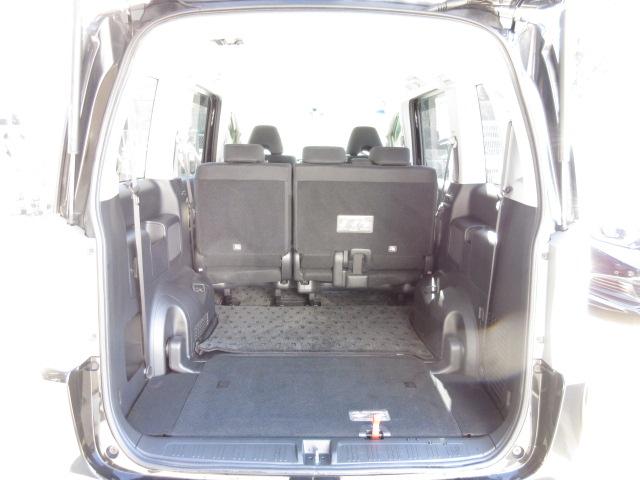 ３列目を畳めば更に広々ラゲッジスペースの完成♪