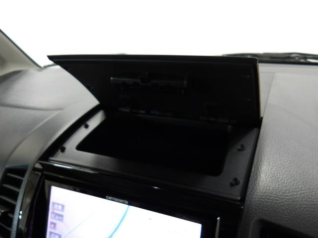 インパネ上にも収納スペースをご用意しています。