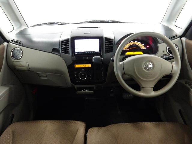 ドライバーを包み込むように、ディスプレーやスイッチ、コンソールを配置。座った瞬間から運転への期待が！空間そのものの心地よさにこだわっています。