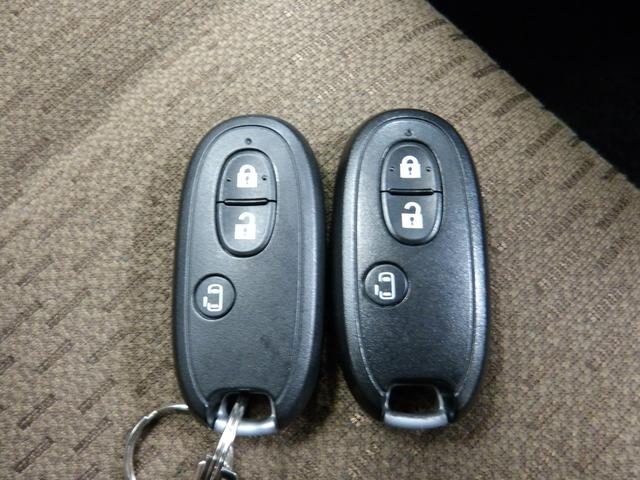 スマートキー付！キーを取り出さなくてもドアロックの施錠・開錠、エンジンの始動が出来ます！雨の日や荷物の多い日にとても便利ですね♪