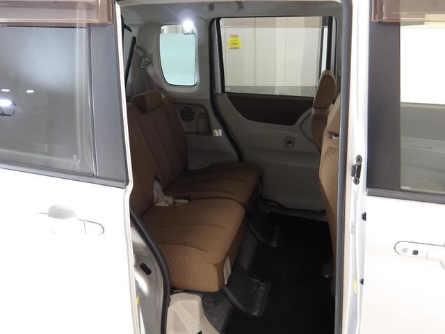 リアシートもゆったり快適に座っていただけますので、後部座席にお乗りの大切な方も楽しくドライブに参加していただけます。