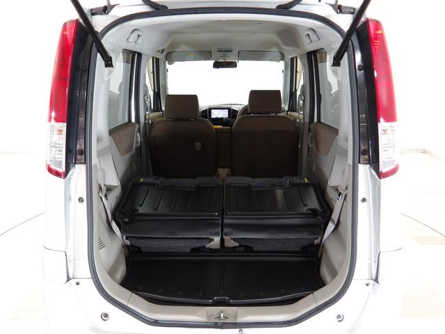 リアシートを倒せば広々荷室の出来上がり♪アレンジ次第でさまざまな荷物が積み込めますよ。