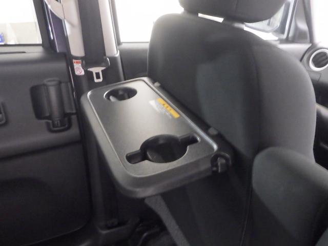 おやつタイムに活躍するシートバックテーブル付きです。