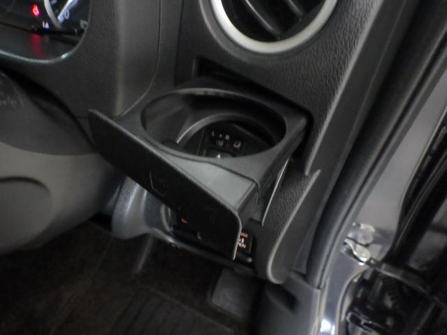 使わないときは収納しておける引き出し式ドリンクホルダー。