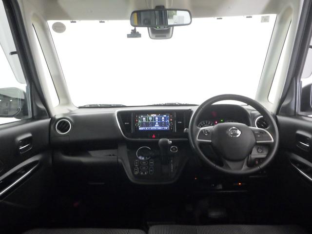 ドライバーを包み込むように、ディスプレーやスイッチ、コンソールを配置。座った瞬間から運転への期待が！空間そのものの心地よさにこだわっています。