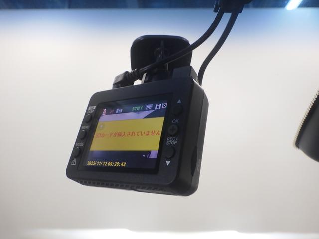 フィット ｅ：ＨＥＶホーム　禁煙車　ソノマンマ車　ナビ　Ｂｌｕｅｔｏｏｔｈ　バックカメラ　ＥＴＣ　パーキングセンサー　前後ドラレコ　サイドカーテンエアバッグ　ＬＥＤライト　ＣＤ　ＵＳＢ　スマートキー　衝突軽減ブレーキ　クルコン（8枚目）