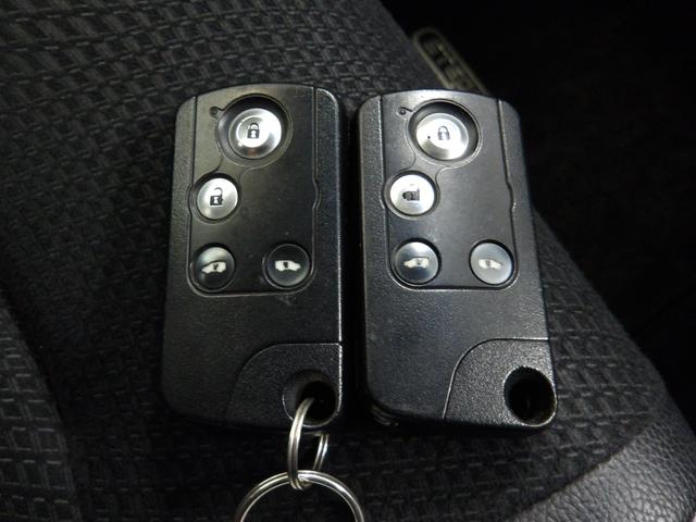 ステップワゴンスパーダ Ｚクールスピリット　禁煙　ワンオーナー　９インチナビ　後席モニター　リアカメラ　Ｂｌｕｅｔｏｏｔｈ　両側電動スライドドア　ＨＩＤ　ＥＴＣ　スマートキー　２列目キャプテンシート　クルーズコントロール　パドルシフト　アルミ（13枚目）