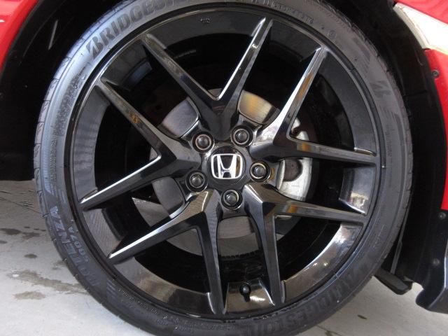 シビック ハッチバックホンダセンシング　禁煙車　６Ｍ／Ｔ　ワンオーナー　センシング　ＬＥＤヘッドライト　シートヒーター　無限フロアマット　無限バイザー　タイプＲリアスポイラー　ナビ　リアカメラ　社外マフラー　ＬＥＤルームライト　ＥＴＣ車載器（22枚目）