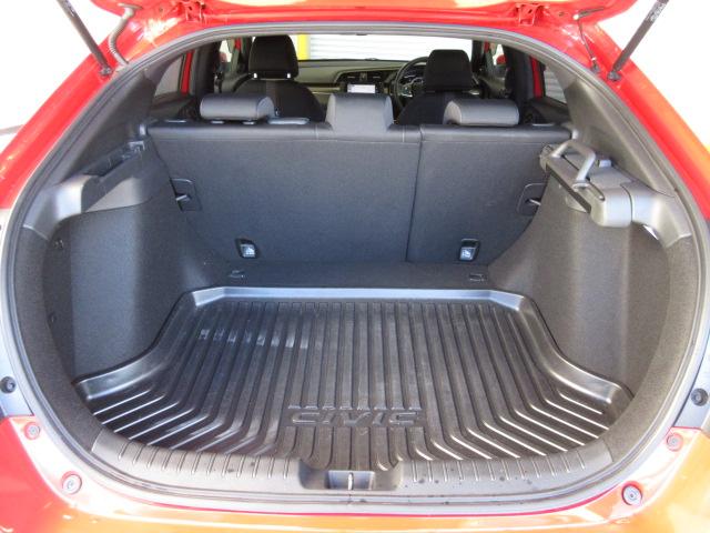 シビック ハッチバックホンダセンシング　禁煙車　６Ｍ／Ｔ　ワンオーナー　センシング　ＬＥＤヘッドライト　シートヒーター　無限フロアマット　無限バイザー　タイプＲリアスポイラー　ナビ　リアカメラ　社外マフラー　ＬＥＤルームライト　ＥＴＣ車載器（25枚目）