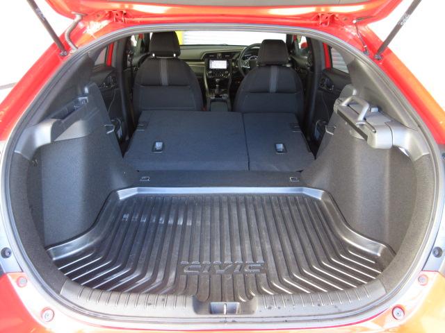 シビック ハッチバックホンダセンシング　禁煙車　６Ｍ／Ｔ　ワンオーナー　センシング　ＬＥＤヘッドライト　シートヒーター　無限フロアマット　無限バイザー　タイプＲリアスポイラー　ナビ　リアカメラ　社外マフラー　ＬＥＤルームライト　ＥＴＣ車載器（26枚目）