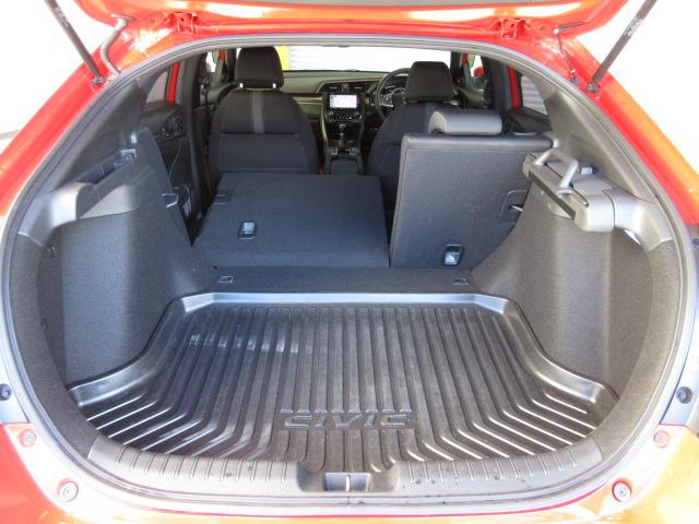 シビック ハッチバックホンダセンシング　禁煙車　６Ｍ／Ｔ　ワンオーナー　センシング　ＬＥＤヘッドライト　シートヒーター　無限フロアマット　無限バイザー　タイプＲリアスポイラー　ナビ　リアカメラ　社外マフラー　ＬＥＤルームライト　ＥＴＣ車載器（27枚目）