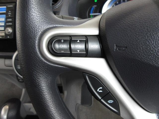 ハンドルにオーディオの操作スイッチが装備されています！視線を前方から外さずハンドルから手を離さずに操作できるのでとっても安全ですね♪