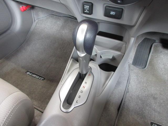 扱いやすい位置に配置されたフロアオートマチックです☆ＣＶＴを採用で滑らかでスムーズな走りが楽しめますよ♪