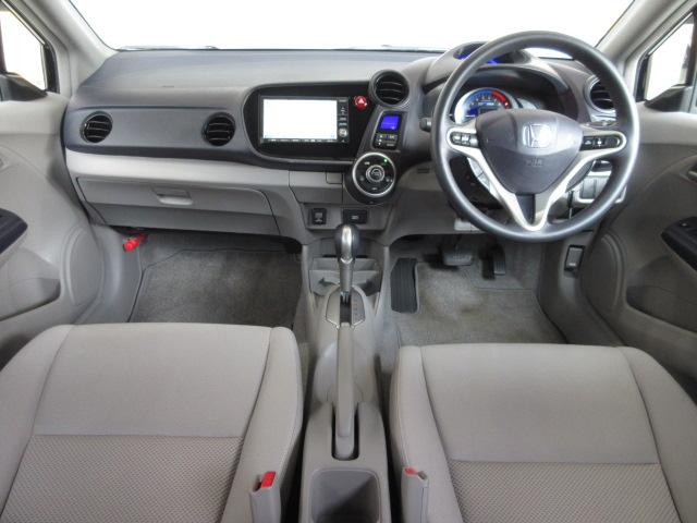 ドライバーを包み込むように、ディスプレーやスイッチ、コンソールを配置。座った瞬間から運転への期待が！空間そのものの心地よさにこだわっています。