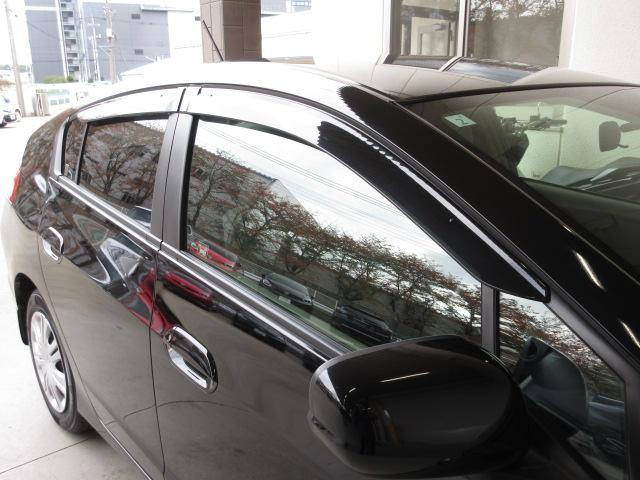 雨天時の換気に役立つドアバイザーを装備☆陽射しを遮る効果もありますので、人気の用品です☆