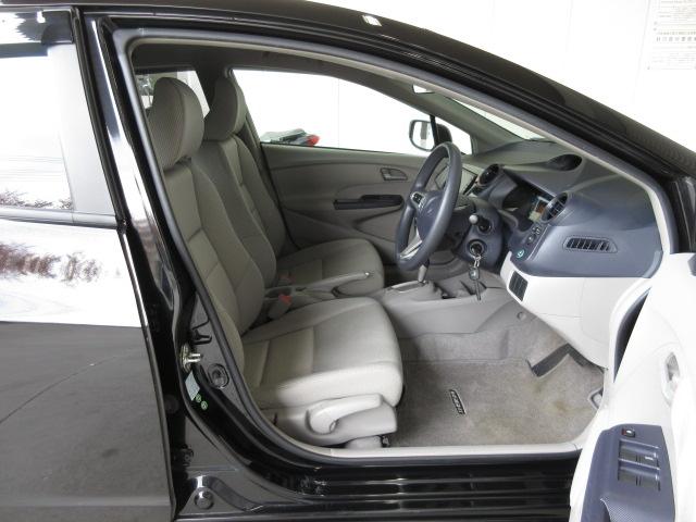 すわり心地の良い運転席・助手席です。長時間のドライブの疲れ軽減に貢献します。どうぞ快適なドライブを♪