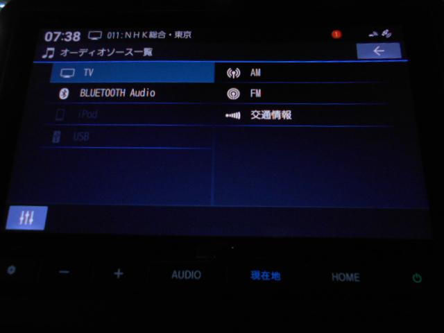 N-BOXカスタム ターボ 禁煙車 元試乗車 1オーナー 8インチコネクトナビ リアカメラ LEDヘッドライト パドルシフト シートヒーター ドアバイザー 革巻きステアリング 左右パワースライドドア シートバックテーブル(10枚目)