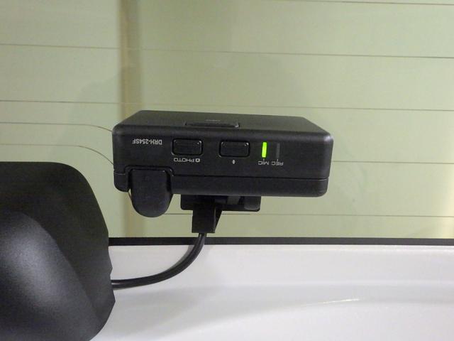 フリード クロスター 禁煙車 元試乗車 ホンダコネクトナビ リアカメラ ブラインドスポットインフォメーション 2列目6:4分割可倒 プライムスムースコンビシート シートヒーター ルーフレール ドラレコ ドアバイザー LKA(8枚目)