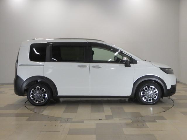 フリード クロスター 禁煙車 元試乗車 ホンダコネクトナビ リアカメラ ブラインドスポットインフォメーション 2列目6:4分割可倒 プライムスムースコンビシート シートヒーター ルーフレール ドラレコ ドアバイザー LKA(29枚目)