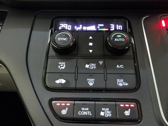 �h���C�o�[���ݍ��ނ悤�ɁA�f�B�X�v���[��X�C�b�`�A�R���\�[����z�u�B�������u�Ԃ���^�]�ւ̊��҂��I��Ԃ��̂��̂̐S�n�悳�ɂ�������Ă��܂��B