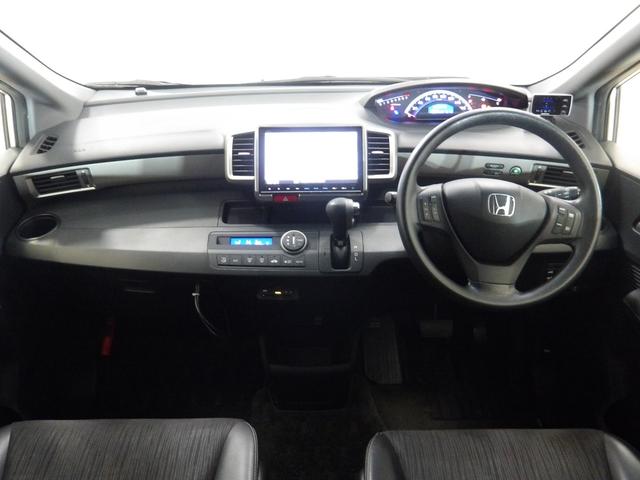 �h���C�o�[���ݍ��ނ悤�ɁA�f�B�X�v���[��X�C�b�`�A�R���\�[����z�u�B�������u�Ԃ���^�]�ւ̊��҂��I��Ԃ��̂��̂̐S�n�悳�ɂ�������Ă��܂��B