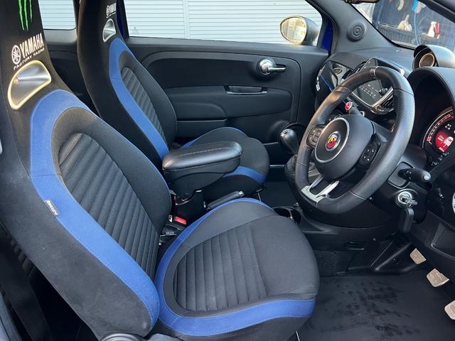 アバルト595 モンスターエナジー・ヤマハ モンスターエナジー ヤマハ 限定車 5速マニュアル 世界限定2000台 高性能エキゾーストシステム レコードモンツァ 専用17インチアルミホイール ブラック仕上げブレーキキャリパー(4枚目)