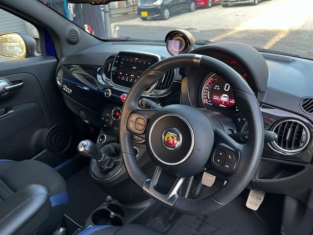 アバルト595 モンスターエナジー・ヤマハ モンスターエナジー ヤマハ 限定車 5速マニュアル 世界限定2000台 高性能エキゾーストシステム レコードモンツァ 専用17インチアルミホイール ブラック仕上げブレーキキャリパー(14枚目)