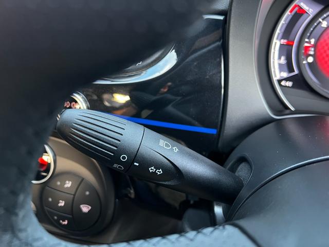 アバルト595 モンスターエナジー・ヤマハ モンスターエナジー ヤマハ 限定車 5速マニュアル 世界限定2000台 高性能エキゾーストシステム レコードモンツァ 専用17インチアルミホイール ブラック仕上げブレーキキャリパー(28枚目)