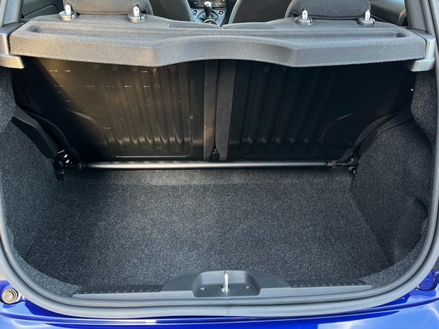 アバルト595 モンスターエナジー・ヤマハ モンスターエナジー ヤマハ 限定車 5速マニュアル 世界限定2000台 高性能エキゾーストシステム レコードモンツァ 専用17インチアルミホイール ブラック仕上げブレーキキャリパー(35枚目)