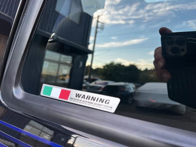 アバルト595 モンスターエナジー・ヤマハ モンスターエナジー ヤマハ 限定車 5速マニュアル 世界限定2000台 高性能エキゾーストシステム レコードモンツァ 専用17インチアルミホイール ブラック仕上げブレーキキャリパー(37枚目)