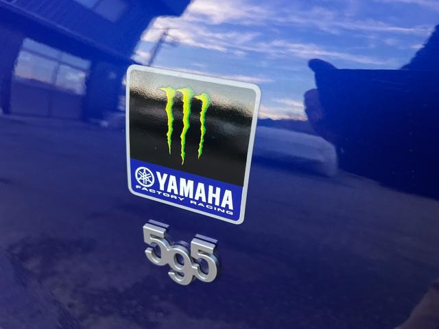 アバルト595 モンスターエナジー・ヤマハ モンスターエナジー ヤマハ 限定車 5速マニュアル 世界限定2000台 高性能エキゾーストシステム レコードモンツァ 専用17インチアルミホイール ブラック仕上げブレーキキャリパー(45枚目)