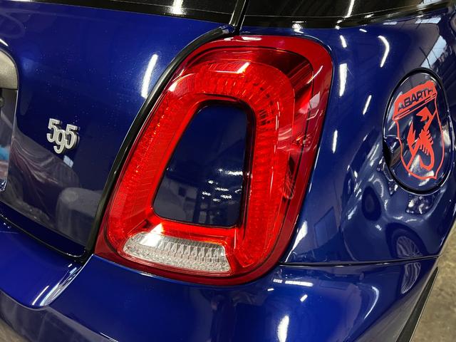 アバルト595 モンスターエナジー・ヤマハ モンスターエナジー ヤマハ 限定車 5速マニュアル 世界限定2000台 高性能エキゾーストシステム レコードモンツァ 専用17インチアルミホイール ブラック仕上げブレーキキャリパー(49枚目)