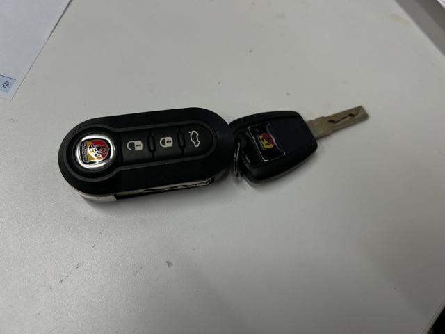 アバルト595 モンスターエナジー・ヤマハ モンスターエナジー ヤマハ 限定車 5速マニュアル 世界限定2000台 高性能エキゾーストシステム レコードモンツァ 専用17インチアルミホイール ブラック仕上げブレーキキャリパー(52枚目)