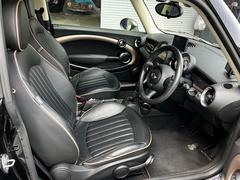 グレードは１．６Ｌ　直列４気筒ＤＯＨＣエンジンを搭載したクーパーとなります。 5