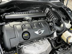 トランスミッションは、６速オートマチック。パドル・スイッチが装備され、ステアリングから手を離すことなくギアシフトすることが可能です。 6