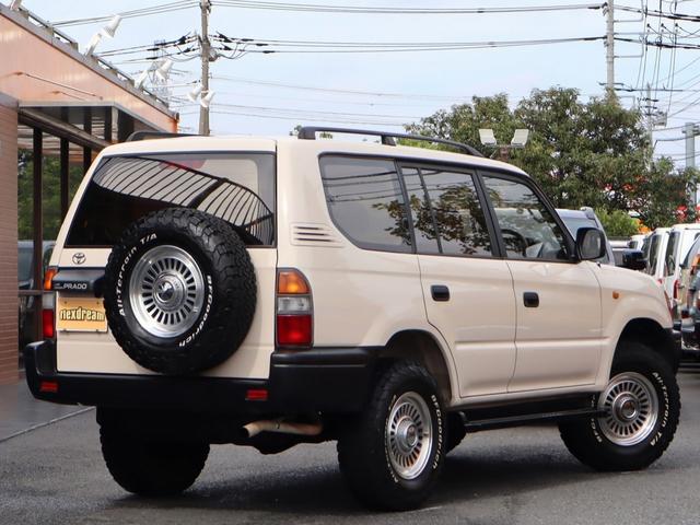 ランドクルーザープラド ＴＸリミテッド　Ｃｌａｓｓｉｃカスタムコンプリート　丸目フェイス　ボディカラーアイボリー　クリムソン　カルフォルニア　ＢＦグッドリッチＡＴタイヤ　各所マッドブラック塗装　オレンジコーナーレンズ　フルセグ地デジナビ（4枚目）