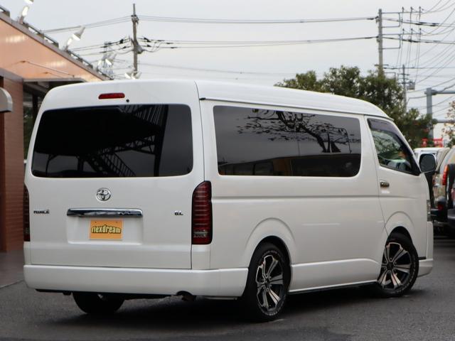 ハイエースワゴン ＧＬ　パールホワイト　ＬＥＤヘッドライト　ヴァレンティ：テールランプ　フロントリップスポイラー　１７インチアルミホイール＆ＴＯＹＯ　Ｈ２０タイヤ　ローダウン　フルセグ地デジナビ　フリップダウンモニター（3枚目）
